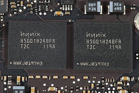　Hynix製の2枚の「H5GQ1H24BFR GDDR5 SGRAM」。