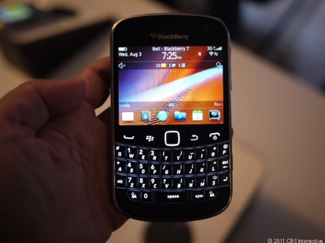 　Research In Motion（RIM）は米国時間8月3日、「BlackBerry 7」搭載スマートフォンの最新モデルを発表した。ここでは、「BlackBerry Bold 9900」と「BlackBerry Bold 9930」を画像で紹介する。

　「BlackBerry Bold 9900」と「BlackBerry Bold 9930」は、Research In Motion（RIM）製端末の中でも特に人気の高いデザインを踏襲し、2.8インチで640×480ピクセルのタッチスクリーンを備えている。その他の特長としては、1.2GHzのプロセッサ、「BlackBerry 7」OS、近距離無線通信（NFC）のサポートなどがある。AT&TとSprint Nextelはいずれも2011年中にこのモデルを販売すると発表しているが、現時点で価格や発売日は明らかにされていない（Sprint版がBold 9930となる予定）。
