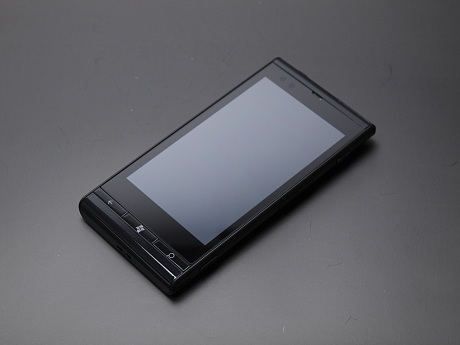 　日本初となるWindows Mobile 7.5搭載のスマートフォン「Windows Phone IS12T」（富士通東芝モバイルコミュニケーションズ製）が発表された。KDDIから9月に発売される見通し。今回は、Windows Phone IS12Tを写真で見ていく。
　防塵・防水に対応し、スマートフォンとしては最高クラスとなる1320万画素の撮像素子を採用し、32Gバイトの内蔵メモリを搭載している。Windows Mobileの特徴として、Microsoft Officeファイルの閲覧や編集が行えるほか、マイクロソフトのクラウドサービス「Windows Live SkyDrive」を利用したデータの保存・共有に対応している。
　カラーバリエーションとして、「ブラック」「マゼンタ」「シトラス」の3色をラインアップ。画面サイズは約3.7インチ。TFT液晶パネル（800×480ピクセル）を採用している。