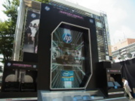 日本HP、AKB48を起用した販促イベントを新宿で開催--8月16日まで 