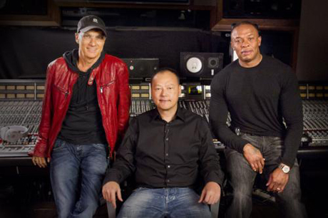 HTCのCEOであるPeter Chou氏とBeatsのチーム。モバイルデバイスの音質向上を目指す。