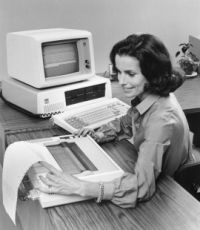 PC革命を引き起こした画期的なPCであるIBM PC 5150の最初のマーケティング用写真の1枚。