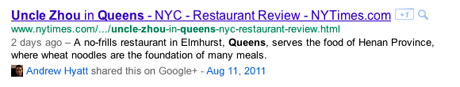 このニューヨークにある中華レストランUncle Zhou Queensに関するGoogleの検索結果に対し、Google+のコネクションがこのレストランに関する情報を投稿していることが表示されている。