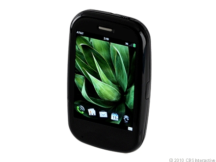 「Palm Pre Plus」

　「Palm Pre Plus」が2010年前半に登場したとき、Palmは既に賞賛を得ているデバイスをさらに改善できることを示した。同社はRAMとストレージの容量を2倍に増やしたほか、改善されたキーボードや、Palmのユニークな「Touchstone」充電器向けの付属のバックカバーも提供した。音声の小さいスピーカーフォンなどいくつかの不満もあったが、全体的に見て、Palm Pre Plusはとてもよくできたデバイスだった。AT&TとVerizon WirelessはいずれもPalm Pre Plusの取り扱いを開始したが、Verizon WirelessはAT&Tよりも安い初期価格（149ドルに対して49ドル）と無料の「Mobile Hotspot」サービスを提供した。

　米CNETレビューの結論（Verizon版）：Palm Pre PlusはPreを改善したデザインとパフォーマンス、アップグレードされた機能を備えた、最高のwebOS端末となっている。私生活と仕事をバランスよく両立できる多用途のスマートフォンを求めているVerizonユーザーにとって、Pre Plusはちょうどいいだろう。

　米CNETレビューの結論（AT&T版）：webOSの素晴らしい機能の数々を備えたPalm Pre PlusはAT&Tの優れたタッチスクリーンスマートフォンの1つだが、その価格が理由で敬遠する人も多いかもしれない。