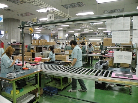 昭島工場では、世界中から送られてきたPC製品の部品が4階に集められ、3階で各製品が製造される。今回の見学ツアーでは、3階でのノートPCの製造や梱包の様子が公開された。