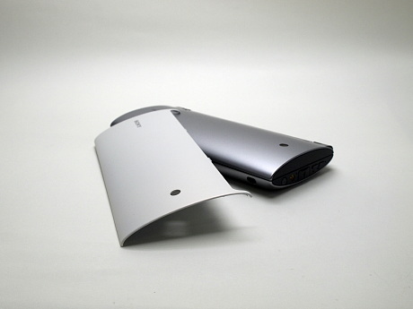 Sony Tablet Pシリーズには、着せ替えカバーがオプションで用意されている。写真の「ホワイト」のほか「ブラック」の2色をラインアップ。市場想定価格はいずれも約6000円