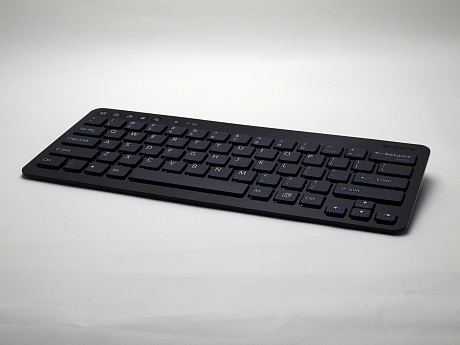S/Pシリーズ両対応のアクセサリ「Bluetoothキーボード」。キーピッチは19.05mm。サイズは高さ127mm×幅299mm×奥行き24.5mm、重量約410g
