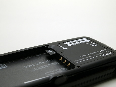 バッテリを取り外すとmicroSDHC/SDカードスロットにアクセスできる
