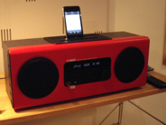 ヤマハ、iPodドックを搭載したCDクロックラジオ