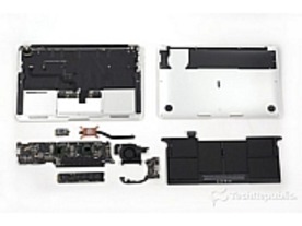 フォトレポート：分解、第3世代「MacBook Air」--11インチモデルの内部を見る
