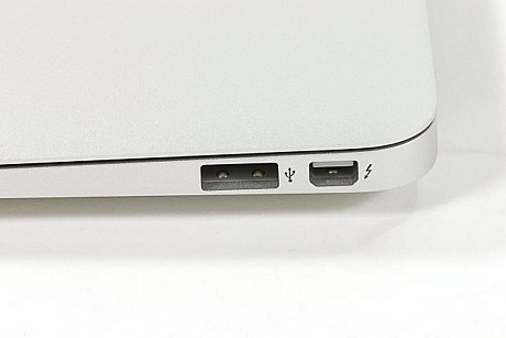 　Appleは2011年版MacBook Airに「Thunderbolt」ポートを採用している。13インチモデルと異なり、11インチモデルにはSDカードリーダーが搭載されていない。