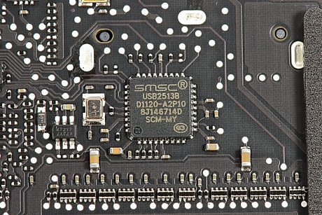 　SMSCのUSB 2.0ハブコントローラ「USB2513B」。