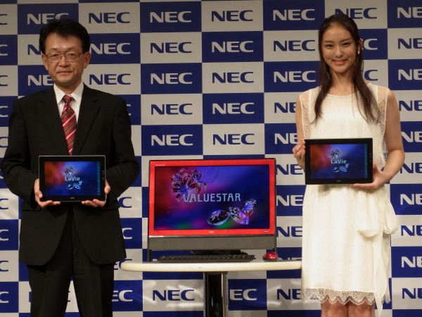NECパーソナルコンピュータ執行役員常務の高塚栄氏と武井咲さん