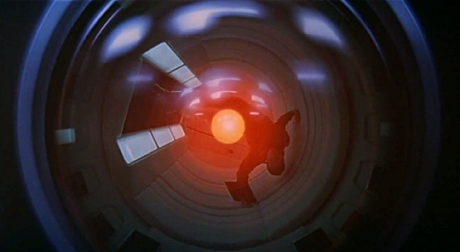 　「2001年宇宙の旅」に話を戻すと、このSF映画にはメインキャラクターの1人で作品の象徴的存在である人工知能（AI）ロボット、HAL 9000が登場する。同作でこのキャラクターは全能の存在として描かれ、壁に埋め込まれたコントロールパネルから赤い光を放ち、不気味で心地のよい声で戯れてくる。

　そして現在、IBMは「Watson」を世に出した。IBM創業者であるThomas J. Watson氏の名を冠したこのマシンは、2011年に人気クイズ番組「Jeopardy!」に出場した。ステージ下に設置されたハードウェア用の空間に鎮座したWatsonは人間2人を相手に問題に挑み、最後には勝利してみせた。

　Watsonの以前にも、IBMはその前身ともいえる「Deep Blue」と呼ばれるAIを開発していた。このAIはチェスで人間を負かすべくプログラムされたもので、1997年に世界王者であるGarry Kasparov氏に対して勝利を収めた（1996年にはKasparov氏が勝利している）。不正行為があったとして同氏はIBMを非難し、Deep Blueは表舞台から姿を消した。
