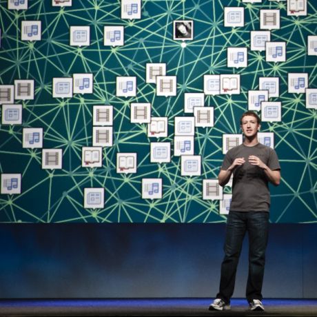 ユーザー同士のつながりの強さをもとにFacebookがユーザーとメディアを結びつける方法について説明するMark Zuckerberg氏。