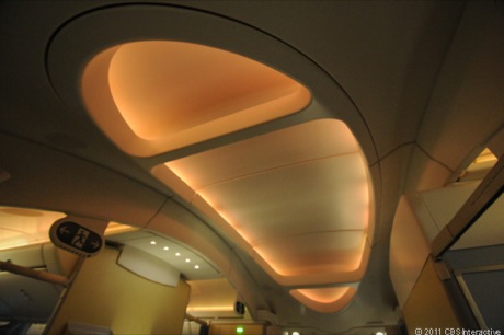　照明の色をオレンジに変えた状態。Boeingによると、目的地に着くまで乗客がよく休めるよう、照明を適切に変えることができるという。