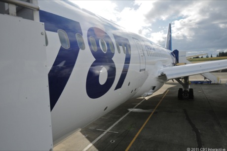 　ワシントン州エバレット発--Boeingは米国時間9月26日、最初の「787 Dreamliner」を全日本空輸（ANA）に引き渡した。Boeingはその前日、メディア向けイベントを開催し、Dreamliner内部を公開した。ここでは、その様子を写真で紹介する。

　ANAに引き渡される2機目のDreamlinerの外観。1機目の内部は、26日の引渡式典に向けた準備のため、公開されなかった。
