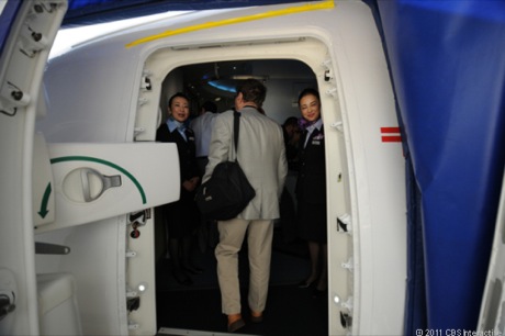 　787 Dreamlinerに乗り込む記者達を迎え入れるANAの乗務員ら。
