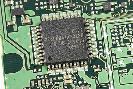 　Universal Electronics, Inc.（UEI）製のリモートコントロールチップ「U122 3F80KBX1A-QZ8B UEIC 2010 K6V4F2」。