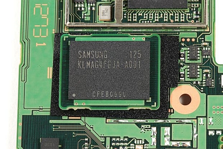 　サムスン製の16Gバイトフラッシュメモリ「KLMAG4FEJA-A001」。
