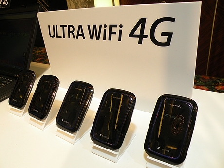 「ULTRA WiFi 4G SoftBank 101SI」は、下り最大76MbpsのSoftBank 4Gに対応したモバイルWi-Fiルータ。バッテリが2個付属しており、バッテリ1個あたり約5時間接続できる。本体サイズは、幅約64mm×高さ約100mm×厚さ約16.1mm。発売時期は2012年2月以降を予定。