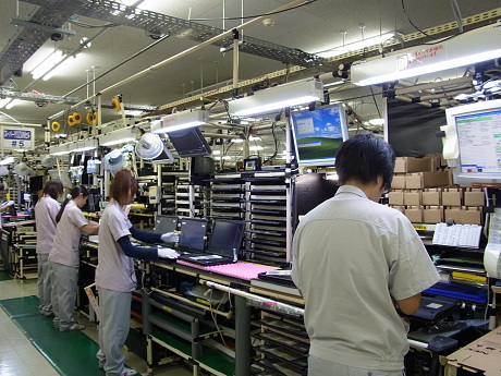 ノートPCの生産現場。ノートPCは組み立て、検査、梱包までを3名で行っていく。
