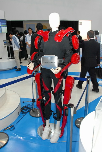 　アジア最大の通信・情報・映像分野のイベント「CEATEC JAPAN 2011」が幕張メッセで開幕した。会場では製品のほかに各社の持っている技術をアピールしており、見所も多い。ここではそうした会場の見所を紹介する。

　インテルのブースでは、インテルプロセッサを使ったロボットスーツの展示が行われていた。写真は全身をカバーするタイプ。