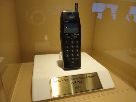 ショールームの入り口には、LG電子が世界で初めてリリースしたCDMAフォン「LGP-200」が展示されていた。