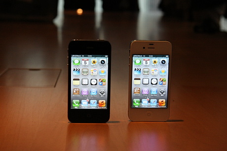 iPhone 4Sは、ブラックとホワイトの2色。見た目はほとんどiPhone 4と変わりはないが、3g重くなっている。スペックの詳細はこちらから。