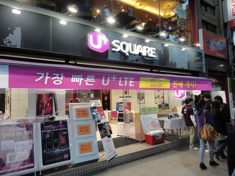 ここからは、ソウル市街にあるLG電子のスマートフォンを販売するショップ「U+スクエア」を紹介。