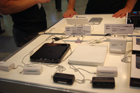 　ワイヤレスパワーコンソーシアムブースに展示されていた、パナソニックグループのワイヤレス充電製品。パナソニックの無接点充電パット「Charge Pad」、三洋電機の充電機能付きキャリングケースなど。
