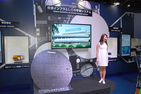 三菱電機のブースでは宇宙開発の技術をアピール。こうした技術展示が見られるのもCEATECのおもしろさといえる。