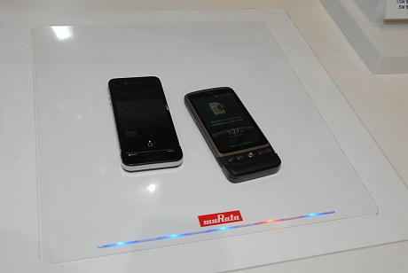 村田製作所では、スマートフォンに装着してワイヤレス充電が行えるアダプタを参考出品していた。方式は電界結合型が採用されている。