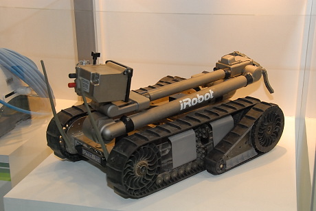 非常に使用感のあるこのロボットは、福島原発で施設内調査に使用されたものと同型。地雷撤去などでも採用実績のあるモデルだ。