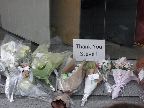 「Thank You Steve!」のメッセージが書かれたボードも。