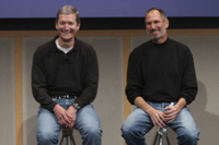 2007年のイベントでのAppleのCEOであるTim Cook氏とSteve Jobs氏