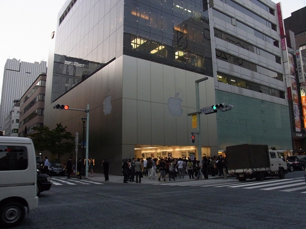 10月6日午後5時過ぎのApple Store Ginza前。多くの報道陣と、花を添えるアップルファン、通行客が店の前の歩道に。