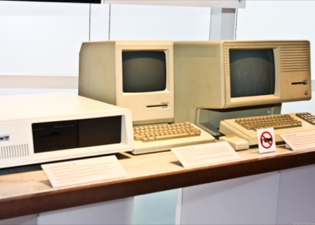「Apple Lisa」と「Apple Macintosh」

　Apple Macintosh（中央）、そして、あまり商業的には成功しなかったLisa（右）。
