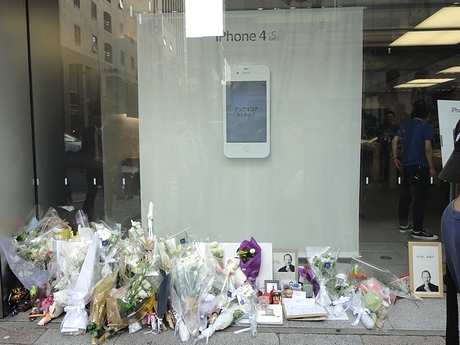 店舗の入り口には、米国時間10月5日に亡くなったApple共同創業者のスティーブ・ジョブズ氏への花が供えられていた。