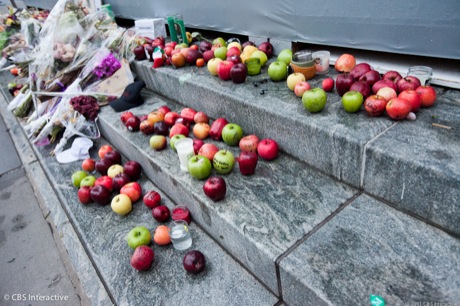 　故Steve Jobs氏を偲んで5番街店前に置かれた花、そして、リンゴ。
