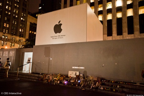 　マンハッタンの5番街店前で故Steve Jobs氏にたむけられた花など。iPhone 4S発売当日の夜明け前に撮影。