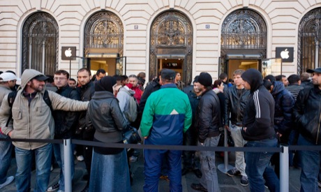 　パリのApple Storeの外で並ぶ人たち。このあたりにいる人たちは発売前日の13日から並んでいるという。