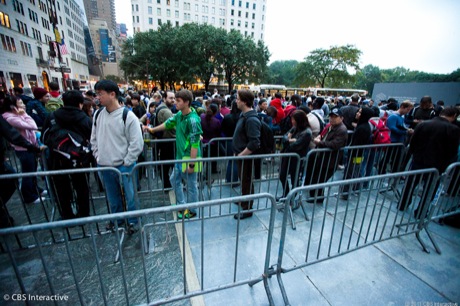 　マンハッタンで列を作る人々。