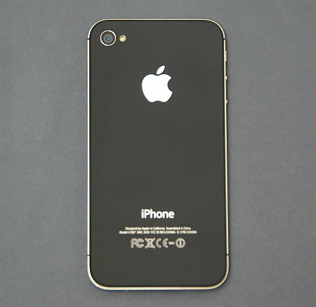 　背面。ミラー処理されたアップルロゴが際立つ。小さく「Designed by Apple in California Assembled in China」と記されている。