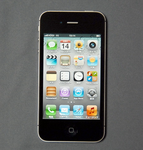 　本体正面。液晶はiPhone 4と同じ640×960ドットのRetinaディスプレイが採用されている。ほとんどiPhone 4と外観上の違いは見当たらないが、iPhone 4で話題となったスリットは3本から4本へと左右対称のレイアウトとなった。

