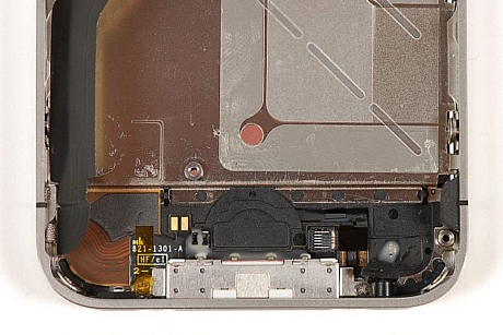 　iPhone 4Sの下部にはホームボタンと30ピンのコネクタポート、マイクが含まれている。