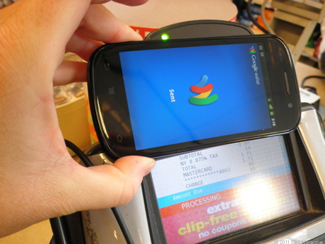 支払い端末にかざしたGoogle Wallet搭載のSprint Nexus S