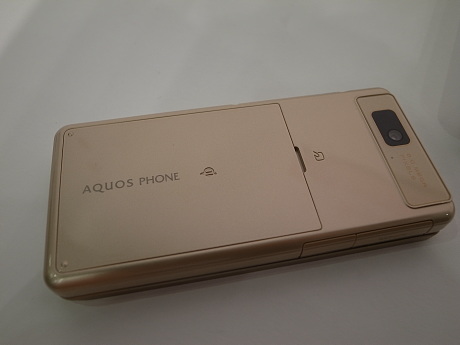 　AQUOS PHONE slider SH-02Dの背面。カラーは「Gold」と「White」の2色。