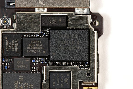 　iPhone 4Sに搭載されているQualcommの「RTR8605」マルチバンドRFトランシーバは、「HTC Thunderbolt」でも使用されていた。