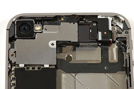 　iPhone 4Sの最上部には複数のコネクタとカバープレートがある。筆者はそれらを固定するねじをすべて外した。